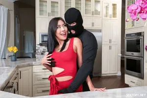 Yaoyao, một người mẫu trẻ đến từ Bắc Kinh, cùng những người bạn gái đáng yêu của cô đang biểu diễn một chương trình thân thiện. Hãy xem cảm giác xuất tinh cực khoái như thế nào và tận hưởng cảm giác xuất tinh theo phong cách vườn nhé!